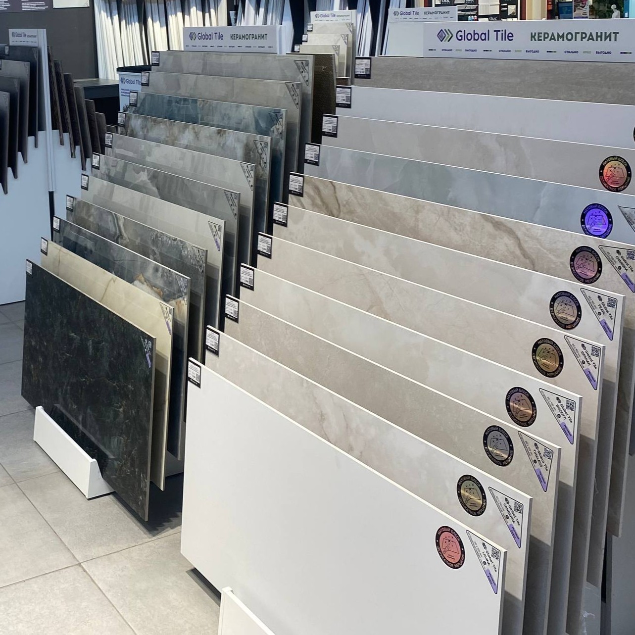 Кулл с образцами керамогранита в наклонных пазах, бренд-зона Global Tile в Санкт-Петербурге