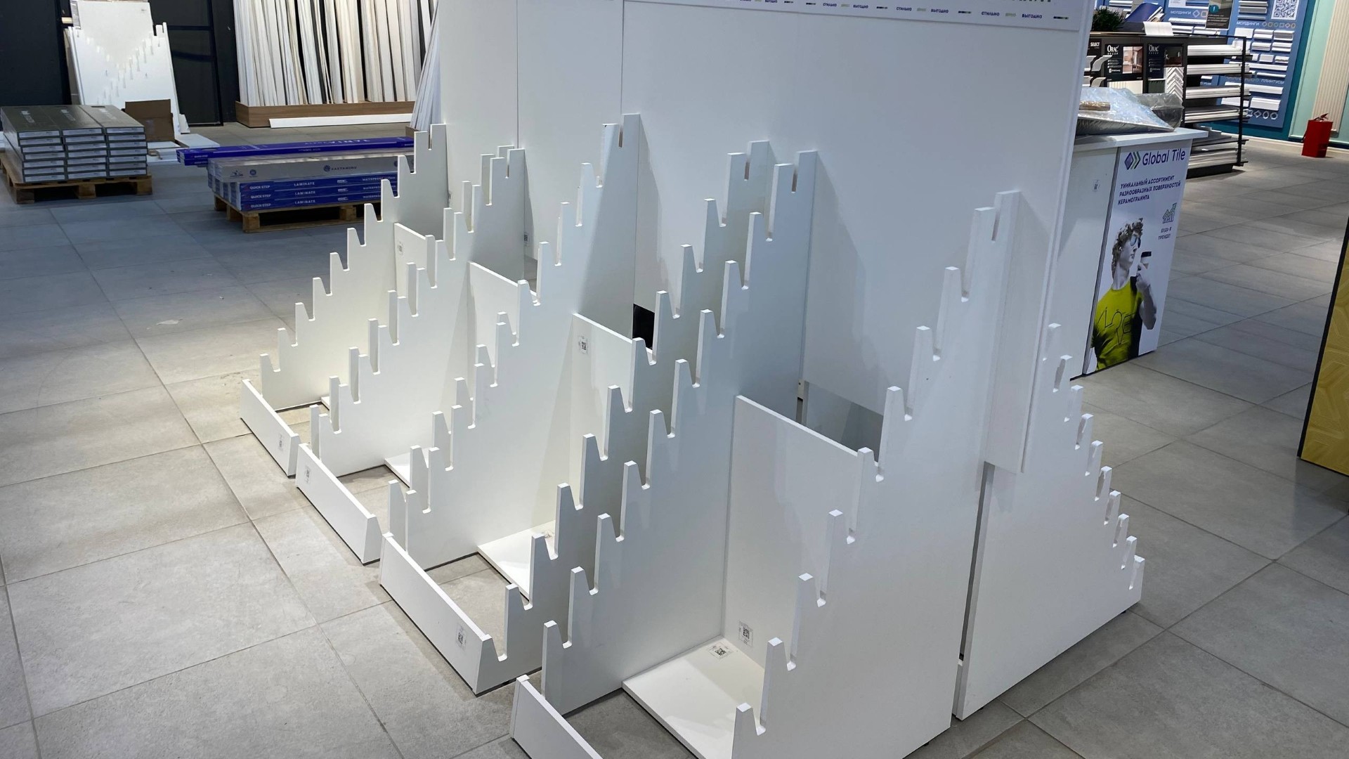 Бренд-зона Global Tile в магазине «Обойкин» на Заневском, кадр 4