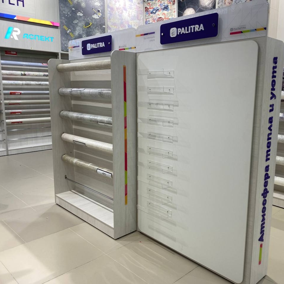 Островной двусторонний стеллаж для обоев в магазине «Палитра» в Ростове-на-Дону
