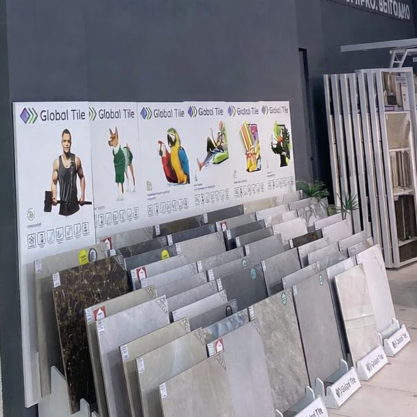 Стенд с образцами плитки в бренд-зоне Global Tile в Воронеже